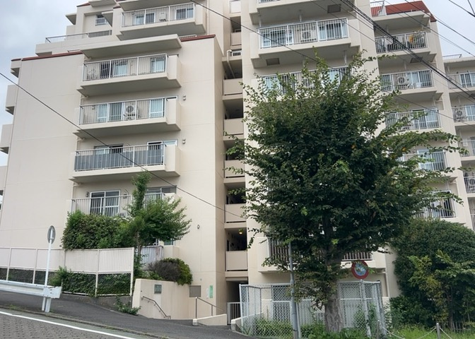 専有面積73.08？の3LDK物件の現況写真です。空家となっておりますので即引渡しが可能。日当たりや通風の良さ、リフォーム済みの美しい室内状態を、実際の現地内見にてゆっくりとご確認いただけます。