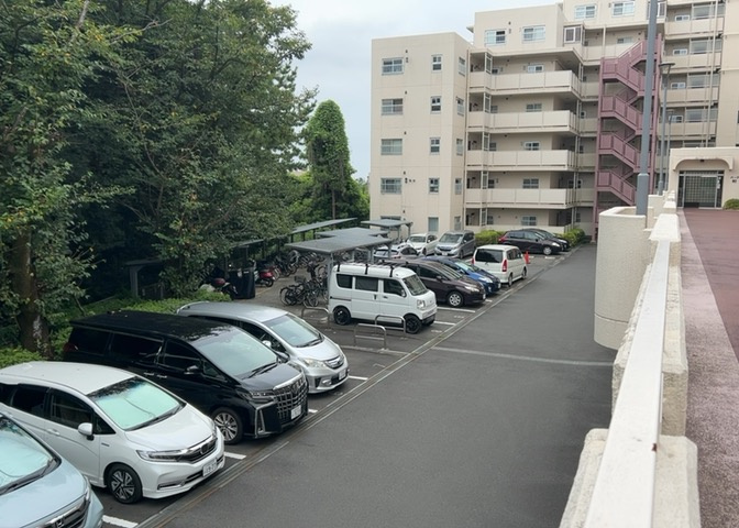 敷地内には月額16000円で利用可能な駐車場がございます。平面駐車場のためお車の出し入れもスムーズに行えます。空き状況や対応車種の詳細については、お気軽に当社までお問い合わせ・ご確認ください。