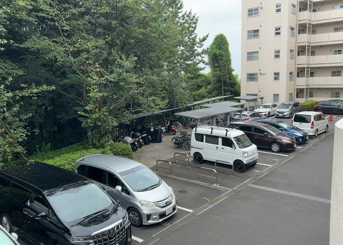 マンション敷地内に整備された駐輪場です。自転車をお持ちの方も安心して保管でき、駅までの移動や近隣へのお買い物にも大変便利です。空き状況やご利用条件については事前にスタッフまでお尋ねください。