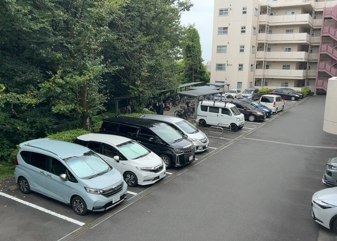 敷地内に確保された平面駐車場です。出入りしやすい配置となっており、お持ちのお車のサイズに合わせて現地で使い勝手をご確認いただけます。月額16000円で大切な愛車を近場に駐めていただけます。