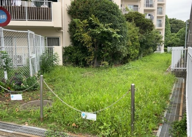 マンション敷地内の豊かな緑を感じられるスペースです。物件周辺は原町田ふるさとの森まで徒歩5分（約322m）と自然環境に恵まれており、都会の利便性と豊かな自然を両立した快適な暮らしが叶います。