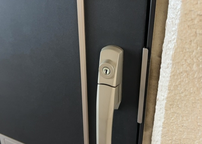 住まいの安全を守るモニター付きインターホン等の防犯設備を完備。訪問者の顔を確認してから解錠できるため、一人暮らしや留守中のお子様も安心です。防犯性に配慮された設備で毎日の暮らしを守ります。