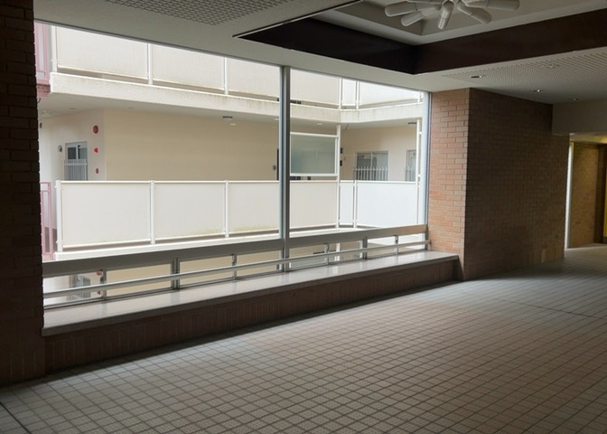 住まう方々のコミュニケーションやちょっとした休憩に利用できる共用ラウンジスペースです。清掃が行き届いた綺麗な空間で、マンションの丁寧な管理体制が窺えます。落ち着いた雰囲気で寛ぐことができます。