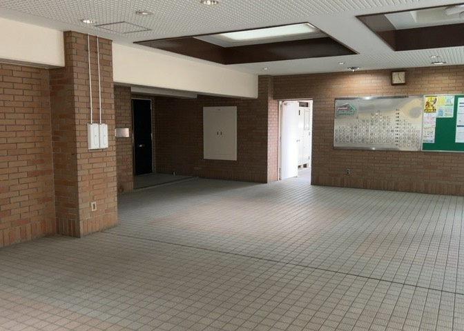 エントランスから続く広々としたロビー空間です。明るく整然とした雰囲気が保たれており、管理体制の良さを実感していただけます。ご住居へのアプローチとして、住まう方を温かく迎えてくれる共有部です。
