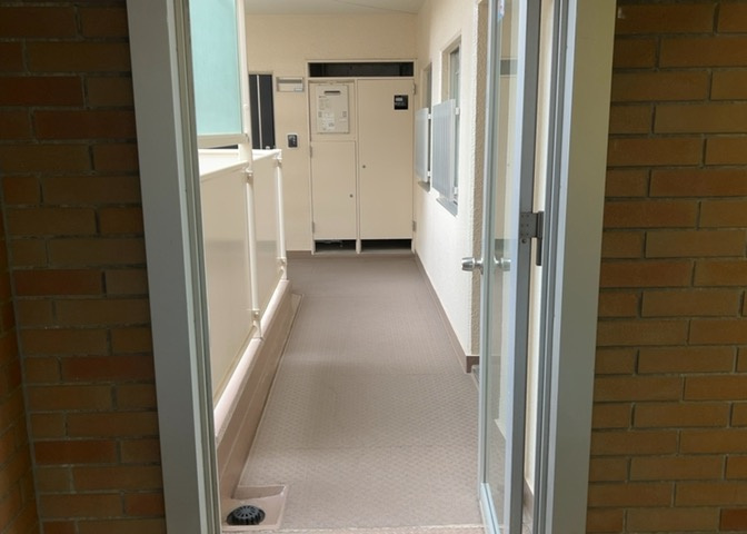 住まう方全員が利用する共用廊下や階段部分です。掃除が行き届いており、手すり等の安全設備も備わっています。全部委託による日勤管理のもと、共用部全体の良好なコンディションが維持されております。