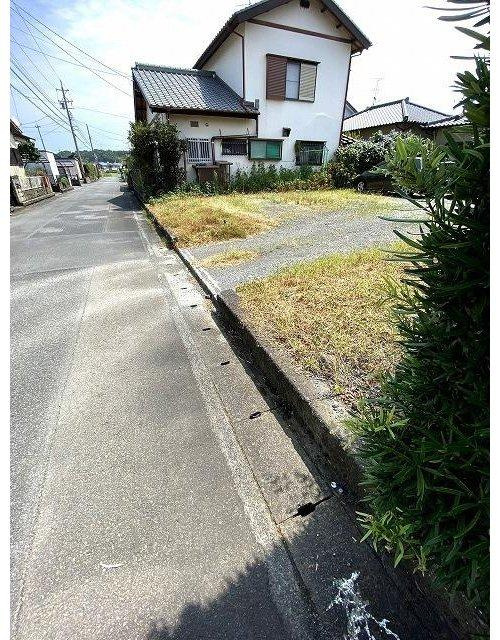 前面道路は約5mの広さで、車一台が悠々と通過可能です♪