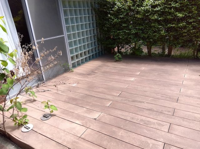 ウッドデッキでは緑を眺めながらゆったりとした時間を楽しめ、自然を身近に感じる癒しの住まいです。　別荘利用やリモートワーク用のセカンドハウスとしてもおすすめです。