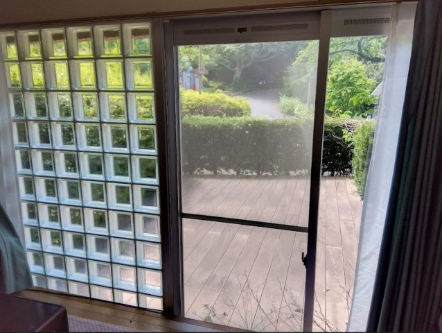 大きな窓からやさしい陽光が差し込む、開放感あふれる空間です。　ガラスブロックがおしゃれなアクセントとなり、デザイン性と採光性を兼ね備えています。