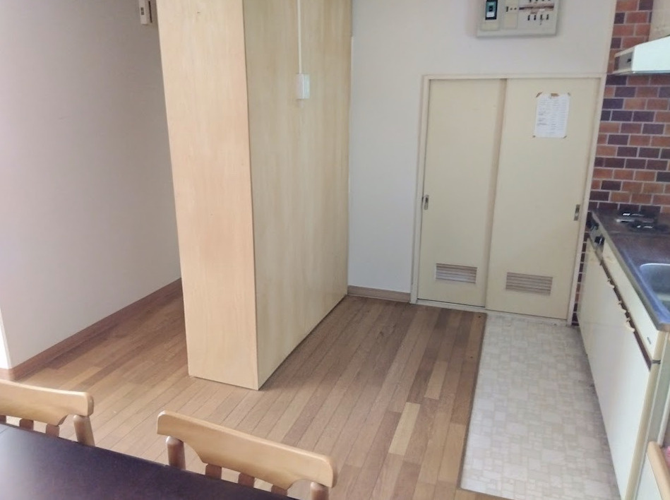 木の温もりを感じるフローリング仕様のダイニングスペースです。　シンプルで使いやすい間取りは、家具配置もしやすく、暮らしに合わせたアレンジが可能です。　