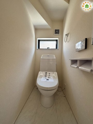 清潔感あふれるホワイトを基調とした快適なトイレ空間です！汚れが付きにくくお手入れしやすい最新の便器を採用しているため、毎日のトイレ掃除がサッと拭くだけで完了し、家事の手間がグッと減らせます！