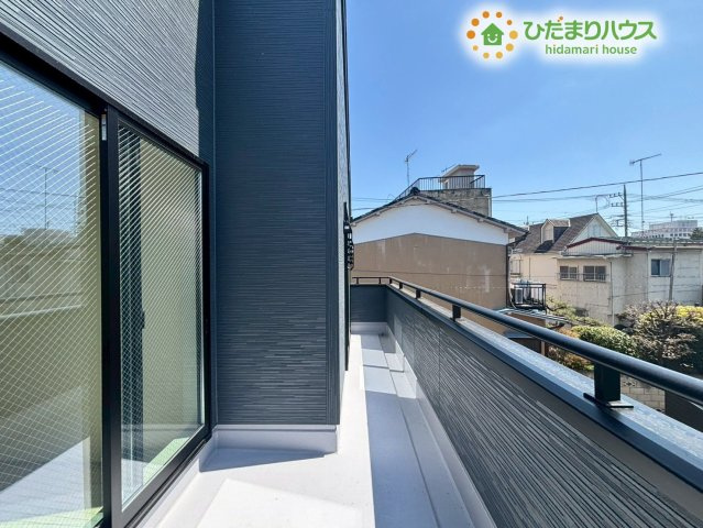 お布団やたくさんの洗濯物がいっぺんに干せる、横幅にゆとりのあるバルコニーです！お日さまの光がしっかり当たる設計なので、シーツや毛布もカラッと気持ちよく乾き、お洗濯の時間が毎日楽しみになります♪