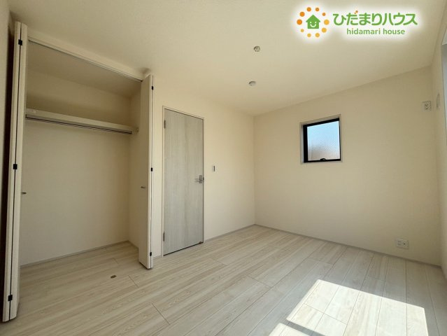 ホワイトのクロスとナチュラルな木目の床が調和した、どんなインテリアにも合わせやすいお部屋です！窓からは優しい自然光が差し込み、お好みの家具を置いて、自分だけの落ち着く空間作りを楽しめます！