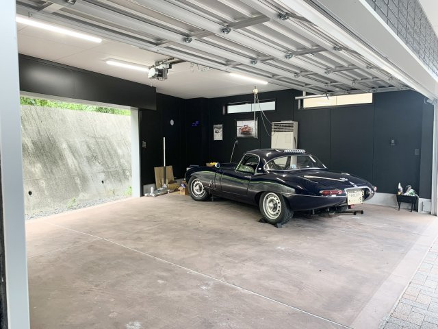 カーライフを満喫出来る3台分の駐車スペースです！雨の日も安心して愛車のお手入れ　が出来ますね♪