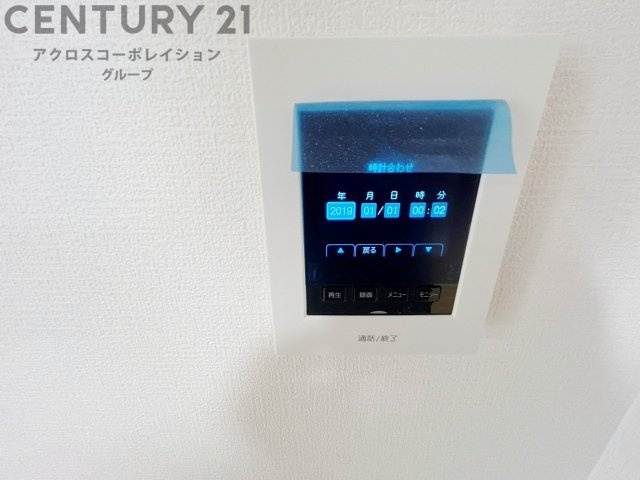 訪問者が来たときにテレビ画面で確認できるため、安心してドアを開けられます。録画機能があるものもあり、留守中に来訪者を記録しておくことができます。利便性が高く、セキュリティ面でも安心です。