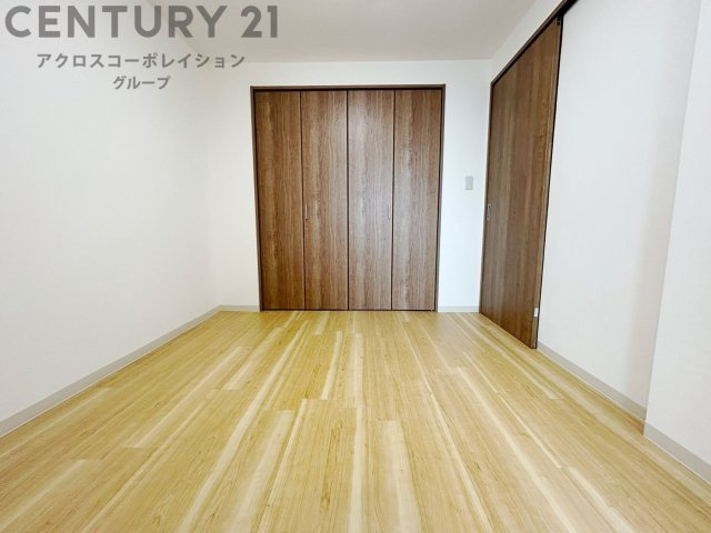明るい色合いのフローリングとクロスを使用した洋室は家具やインテリアとも調和しやすく空間が広く感じられ開放感を生み出します。自然光を効果的に反射し、室内を明るく保つため、日中の照明使用を抑えられます。