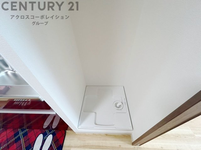 洗濯物の仕分け作業がしやすく、整理整頓が容易になります。洗濯音や湿気を他の部屋に持ち込まず、生活環境を快適に保ちます。上部を活用すれば収納スペースを確保でき洗剤や洗濯用品の整理もしやすくなります。