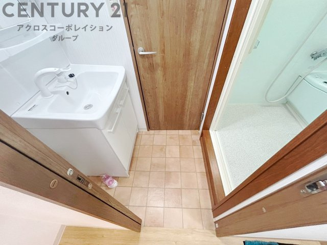 衣服の収納や脱ぎ着や整理整頓がしやすく、湿った衣類を乾燥させるスペースがありカビや臭いの発生を防ぎます。床の汚れを他の部屋に持ち込まず清潔を保つことができます。また快適な入浴環境の整備にも役立ちます。