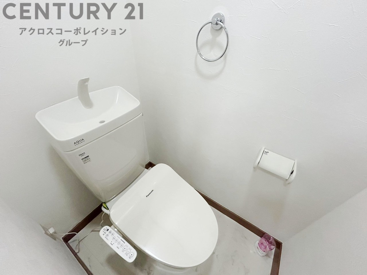 温水洗浄便座付トイレは温水洗浄機能により、暖かい水でおしりを洗浄することができ、冷たい水を使う従来の便座に比べ、温水洗浄機能で暖かいトイレを提供し、快適な使用を可能にします。