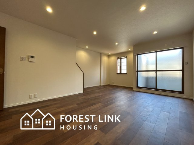 ダウンライトが照らすスタイリッシュなLDKと美しく調和。機能性とデザインを両立させた、開放感あふれる住まいです。