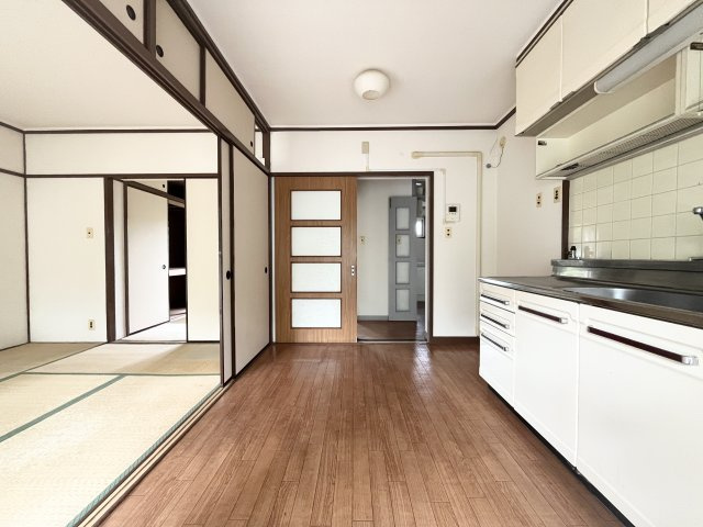 DKと隣接する和室は引き戸でつながる間取り。開放して一体的な空間として使うこともできます。