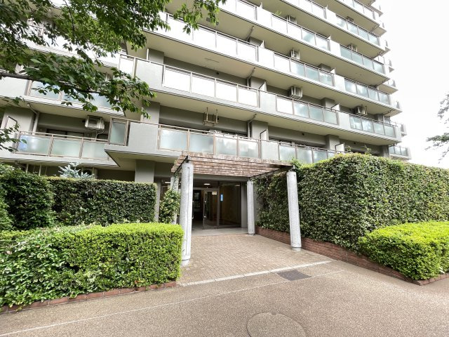 マンションの顔でもある、高級感漂うエントランス。　
