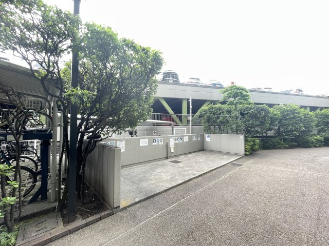 敷地内にゴミ捨て場もあり、忙しい朝も安心です。　