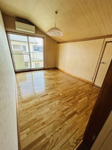2F西側洋室になります。
