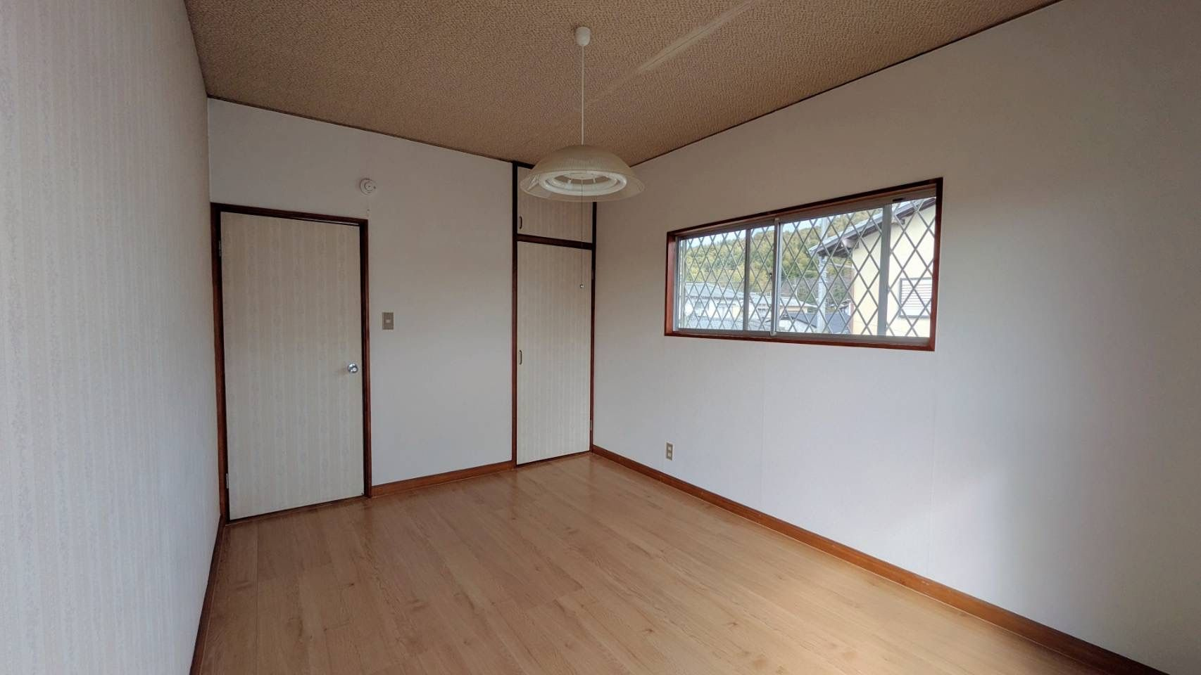 2階東側の洋室になります。こちらも南向きで明るいお部屋です。