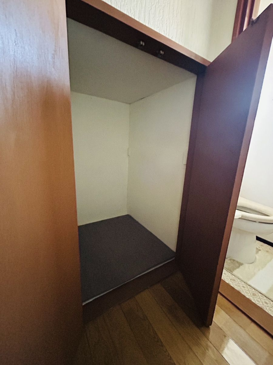 トイレ横の階段下収納です。