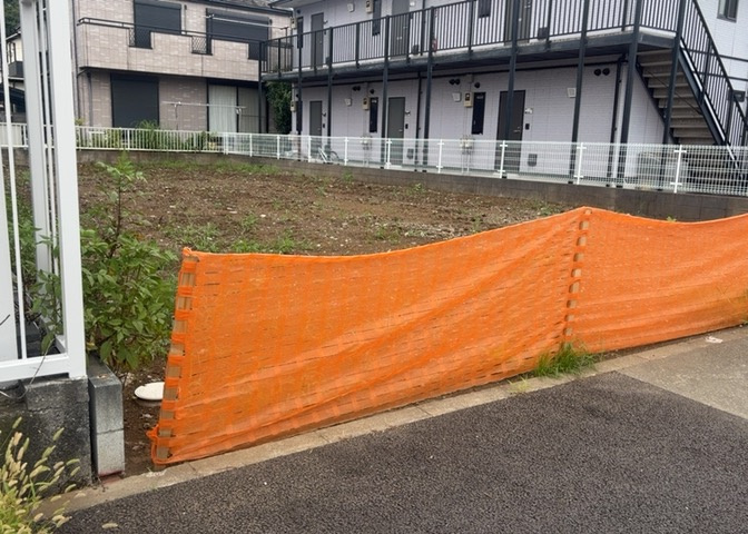 土地の形が極端に長細かったり、狭小地、あるいは道路との高低差がある傾斜地だった場合、後々売ろうとしても買い手がつかない場合もあります。後々、売却することになった時に価値の下がらない土地を選びましょう。
