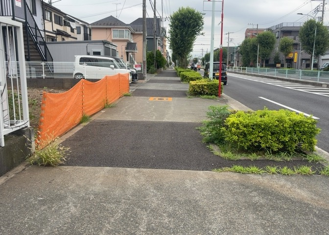 家を建てる場合、方位は要チェックです。現実的に日当たりのよい家ならばリビングは南側、建築基準法でも北側に当たる家への配慮は求められています。土地を見学に行く際は、方位磁針を持って行くようにしましょう。