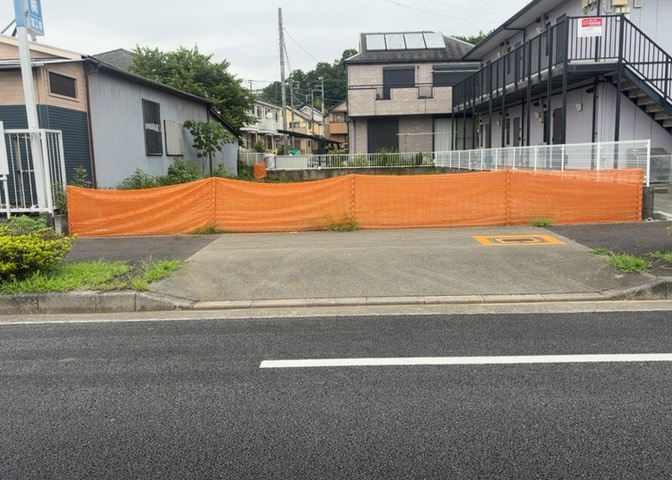 土地の前の道路に消火栓が設置されていることがあります。この場合、道路交通法第45条第1項により、駐車禁止の場所が指定されています。そのため、車庫などの駐車スペースをつくることができない場合があります。