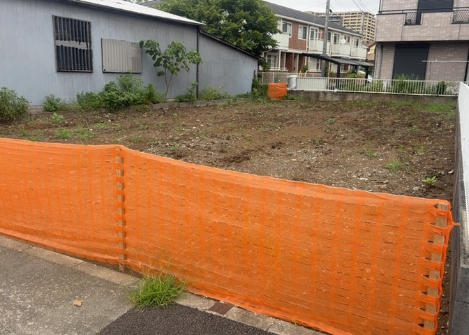 現地に行くなら、物件の周囲の地形がどうなっているかを見ることも大切です。周辺より低くなっている土地では、大雨などで水が集まりやすいため、地盤が弱くなっているということも考えられるため、注意が必要です。
