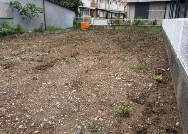 土地購入を検討されている場合、境界杭がない状態で購入してしまうと境界確定測量をする必要があり、費用がかかります。購入の前に、売主、隣土地所有者立ち合いのもと境界を確定し境界杭を設置するのがベストです。
