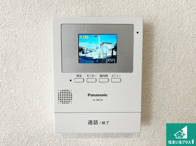 カラーモニターインターホン！声だけでなく来訪者の姿や顔がモニターで確認できるので、小さなお子様がいらっしゃるご家庭でも安心できます！