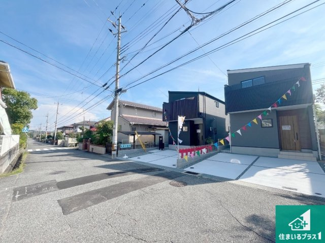 周辺は閑静な住宅街！前面道路広々で車の出し入れも便利です。駐車が苦手な方でも安心して車庫入れできます！