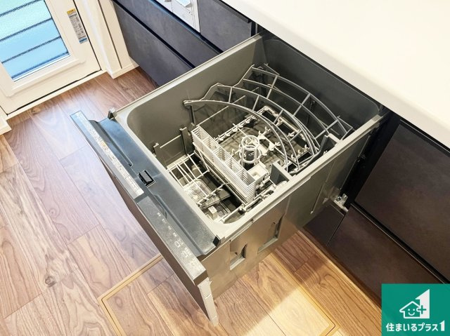 食事後の一仕事、食器洗いをボタン一つでお任せできちゃいます！場所を取らないビルトイン式なので、お料理スペースもしっかり確保！
