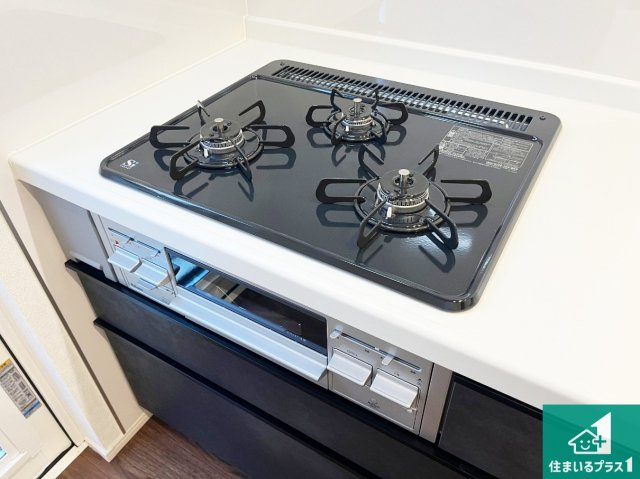 ダブル高火力Ｓｉセンサー付きコンロ！3口あるので、まとめて料理をする時も大活躍！