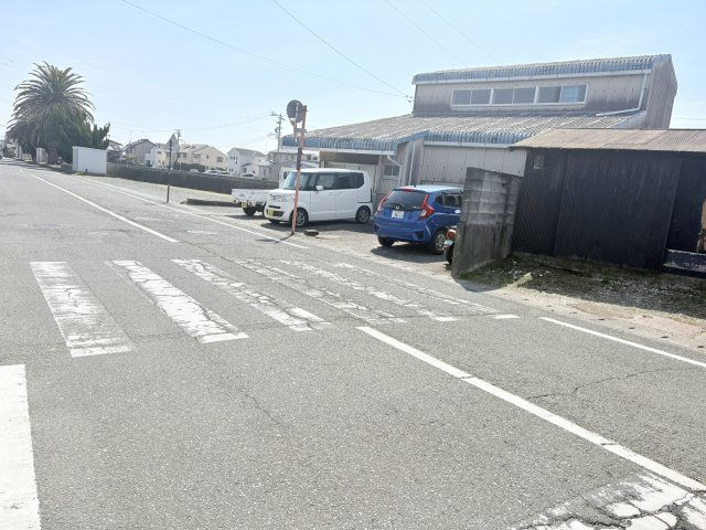 前面道路は幅員8ｍあり広い道路です。