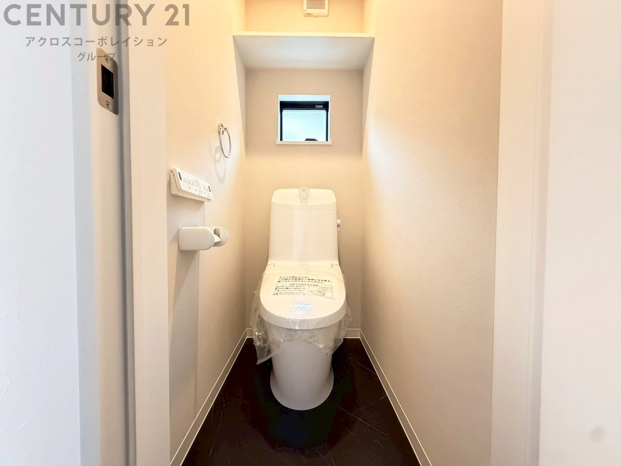 温水洗浄便座付トイレは温水洗浄機能により、暖かい水でおしりを洗浄することができ、冷たい水を使う従来の便座に比べ、温水洗浄機能で暖かいトイレを提供し、快適な使用を可能にします。