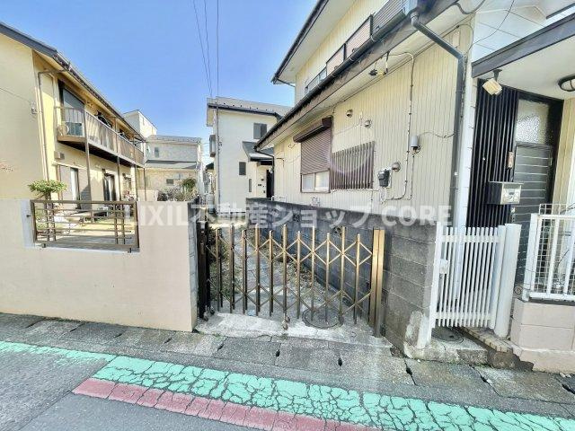 前面道路は閑静な住宅地をはしる車通りの少ない道路。お車の出し入れが苦手なママや小さなお子様にも安心　