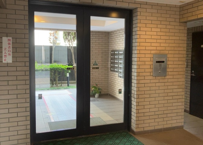 マンションのエントランスには、もともと風よけや防犯の役割がありますが、マンションによって宅配ボックスなどの設備が備わっている所もあります。日々の生活をイメージしながら生活しやすさをチェックしましょう。