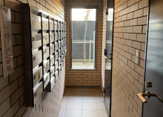 エントランス付近に設置されている集合ポストは、住んでいる部屋と離れているため、ポストをあさるなど誰かに何かされていても被害に気づきにくいです。入居する時には他人に特定されにくい番号で鍵をかけましょう！