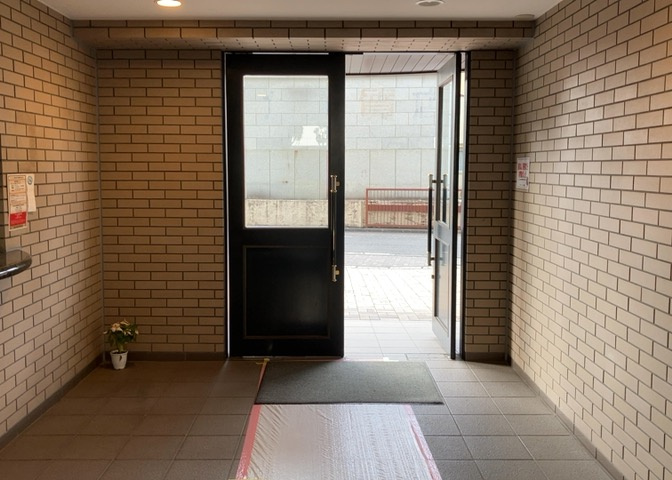 ロビーというと、エントランスと何がちがうの？と思いますよね。実はロビーとエントランスには明確な決まりはありません。物件によっては、エントランスを入って広がるある程度の広さのある空間がロビーとなります。