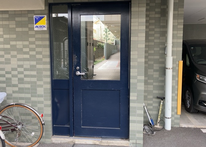 共用部分は、一棟の建物に住む区分所有者全員が共同で所有するとし、共用部分の管理、補修などは、区分所有者で形成される管理組合が行います。個人の判断で勝手に変更することはできませんので覚えておきましょう。
