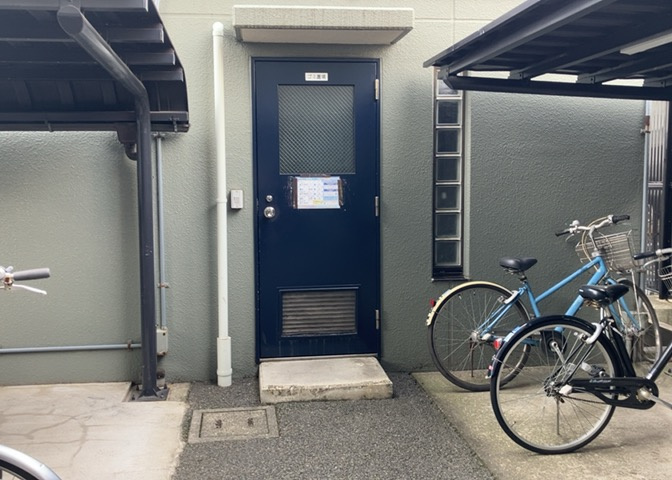 共有部分は、住民なら誰もが使える設備のこと。例えば駐車場やエレベーター、インターネット設備、セキュリティ設備などがあります。他にも、マンションの廊下・外部階段やエントランス・ゴミ置き場などがあります。