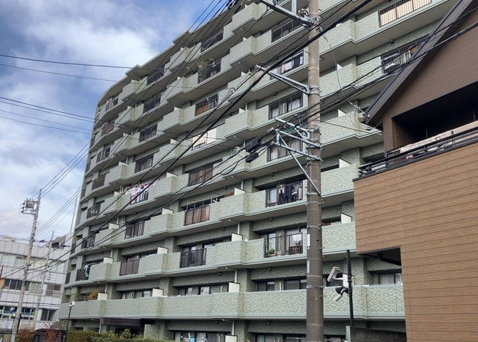 隣家の土地はどうなっているのか、生活利便施設が近くにあるのか、学校まで近いかなど、お客様のライフスタイルにあわせたイメージが重要です。また、近くにあると困る施設が近くにないかも確認するといいでしょう。