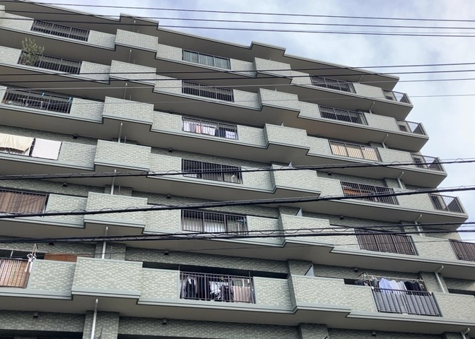 道幅が広い場所は日当たりや風通が良好です。幅が広いのですれ違いも可能ですし大きな車でも駐車可能！一方で、大型車が通ることも多くなるため交通量の増加により騒音に繋がります。また土地の値段が高くなります。