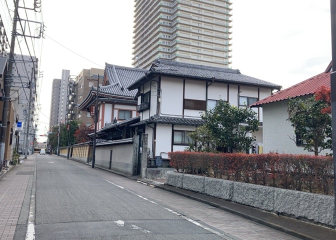 眺望を気にして物件を探す場合、前面に建物が建っていないか現地で確認しましょう！前面に建物があると景色はもちろん、日当たりや風通しにも影響が出てきます。住んだ時のことを想像しながら現地見学をしましょう。