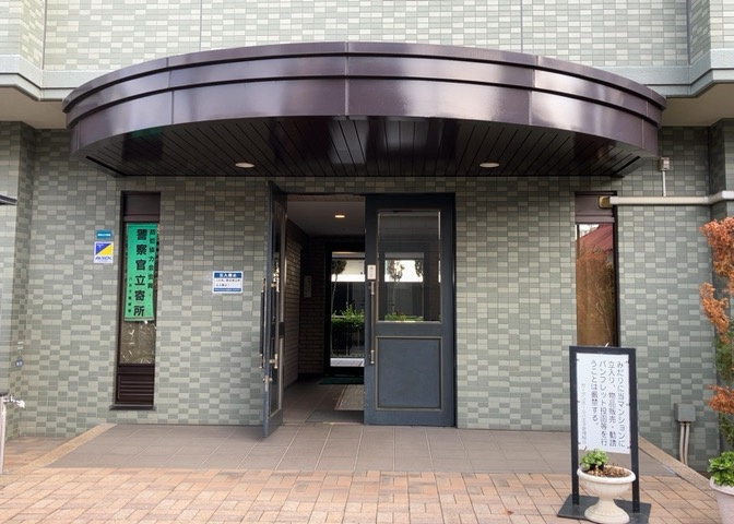 玄関は家の顔でもあり、家族以外の目にも止まる場所です。玄関は外との間を仕切る扉、靴などをしまっておく収納スペース、靴脱ぎのたたきスペース、来客とのやり取りをするドアホンなど複数のアイテムからなります。